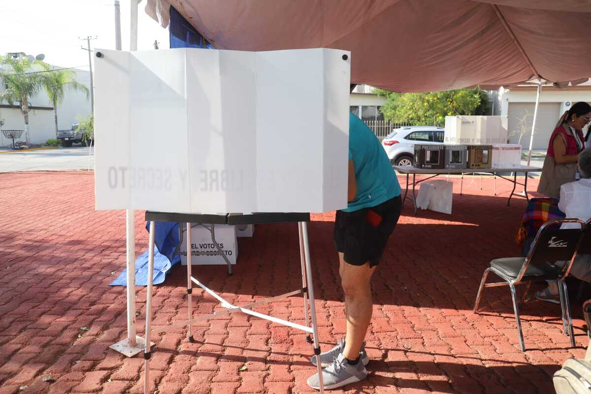Joven votando en urna. | Rolando Riestra