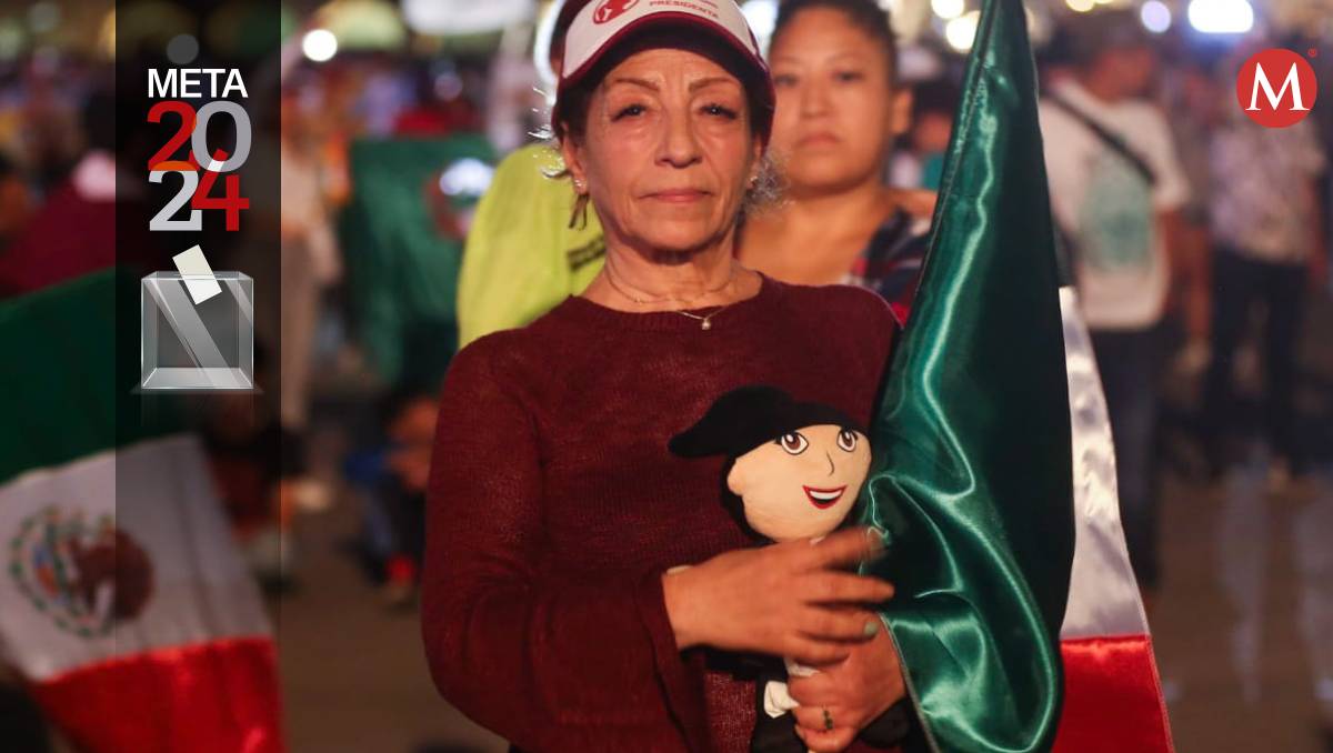 Una mujer en el Zócalod e CdMx, para celebrar el posible triunfo de Claudia Sheinbaum (Foto: Araceli López)