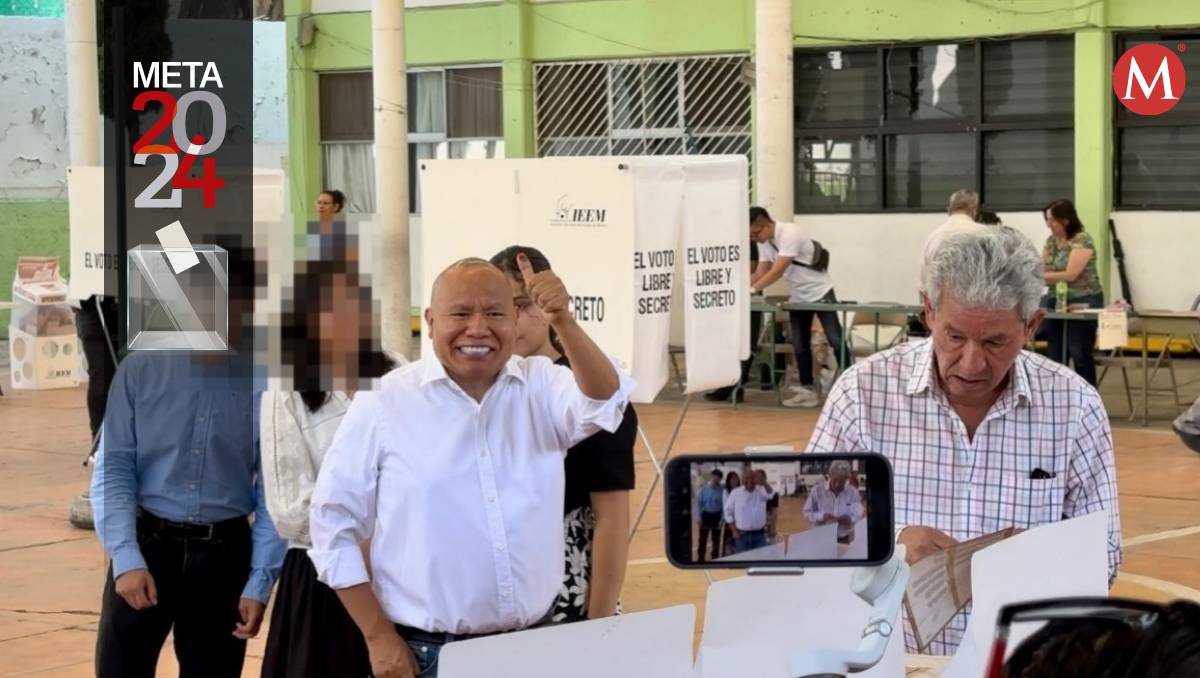 Raciel Pérez candidato a la alcaldía de Tlalnepantla emite su voto