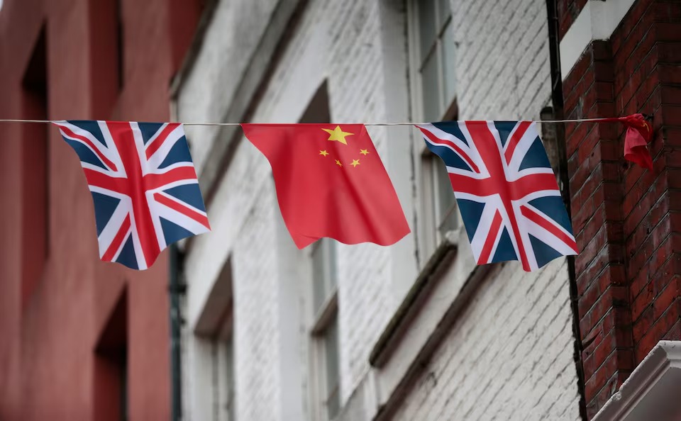 Banderas Reino Unido y China | Foto: Reuters