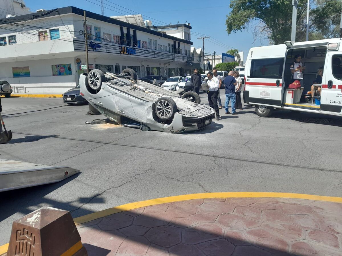 El conductor, identificado como Carlos David, perdió el control del volante chocando contra el camellón. | Archivo
