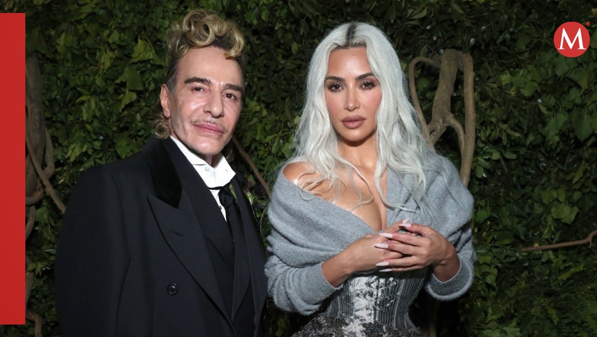 John Galliano y Kim Kardashian | X