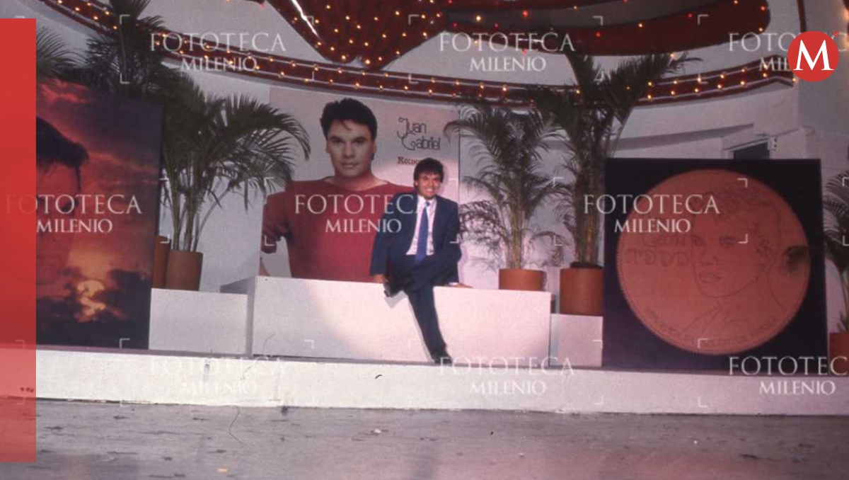 Juan Gabriel en el patio | Fototeca Milenio