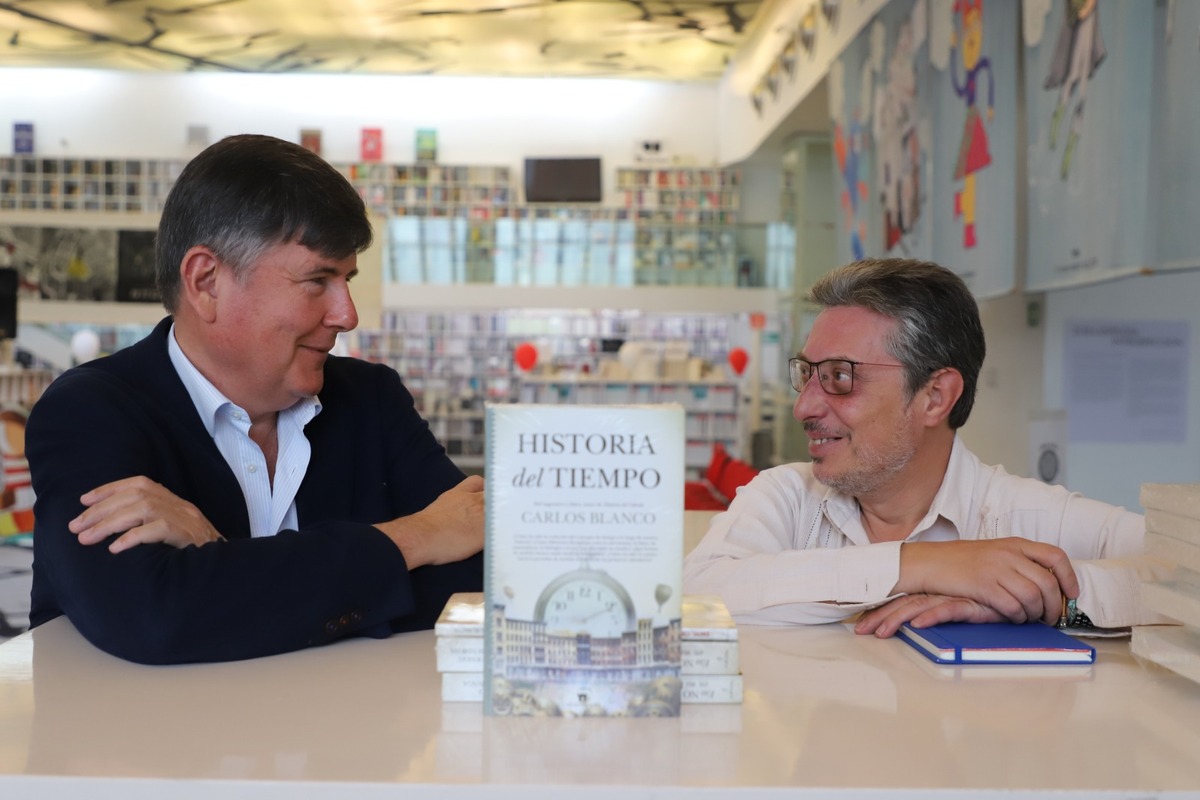 Manuel Pimentel, escritor y fundador de Almuzara, y Manuel Pérez- Petit, editor del sello en nuestro país. (Foto: Javier Ríos)