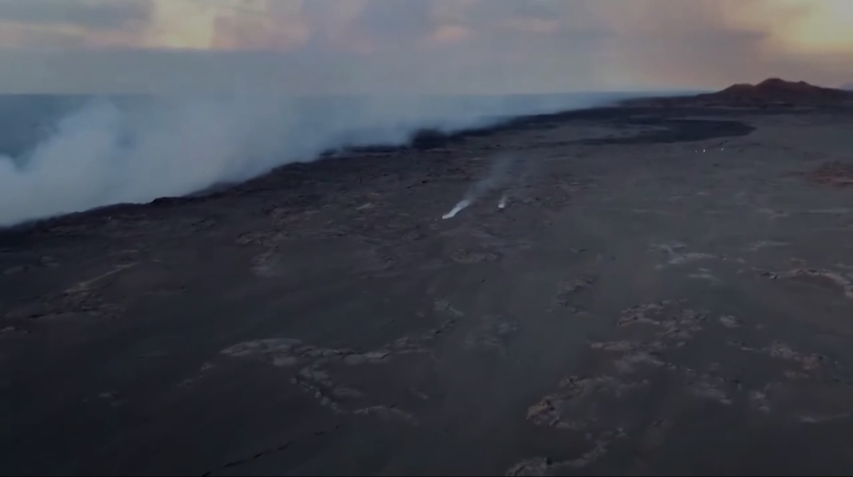 Volcán filipino entra en erupción, las autoridades elevan el nivel de alerta | Foto: Captura de pantalla de video en Reuters
