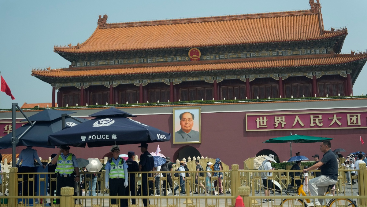 Agentes de policía vigilan la puerta de Tiananmen, en Beijing, el 4 de junio de 2024 | AP