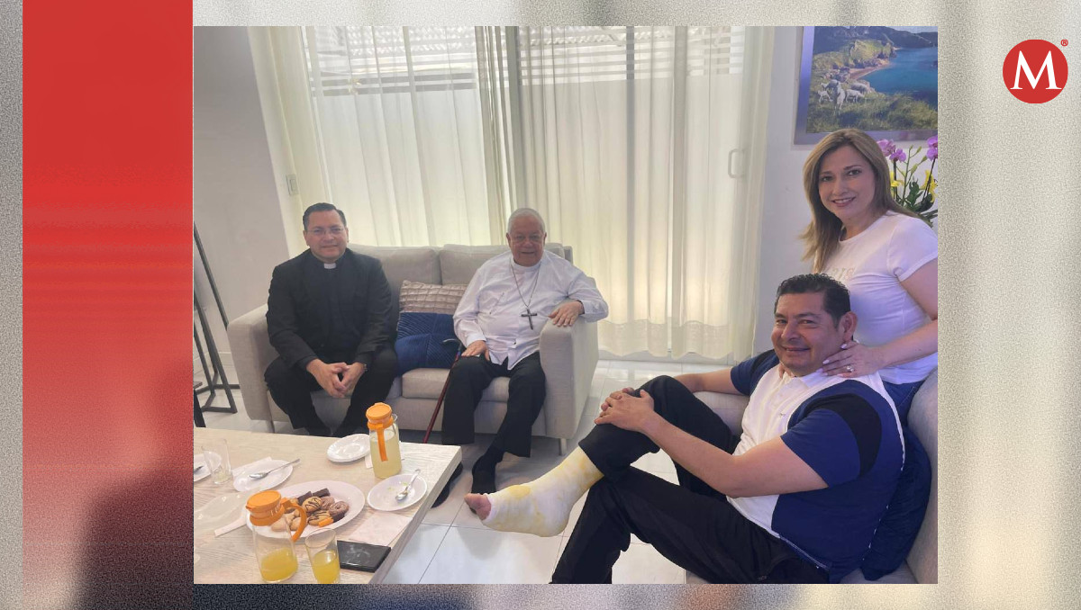 Alejandro Armenta tras su operación y el arzobispo Víctor Sánchez | Especial