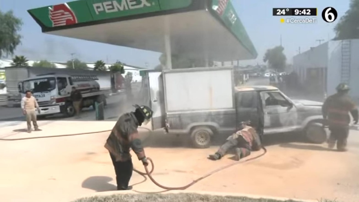 Bomberos sofocan incendio de camioneta en gasolinera de Ecatepec. Foto: (Especial)