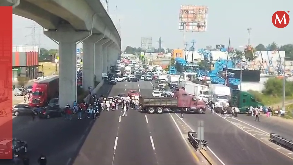 Manifestantes bloquean carretera México-Toluca para exigir reelección en Ocoyoacac. Foto: (Iván Carmona)