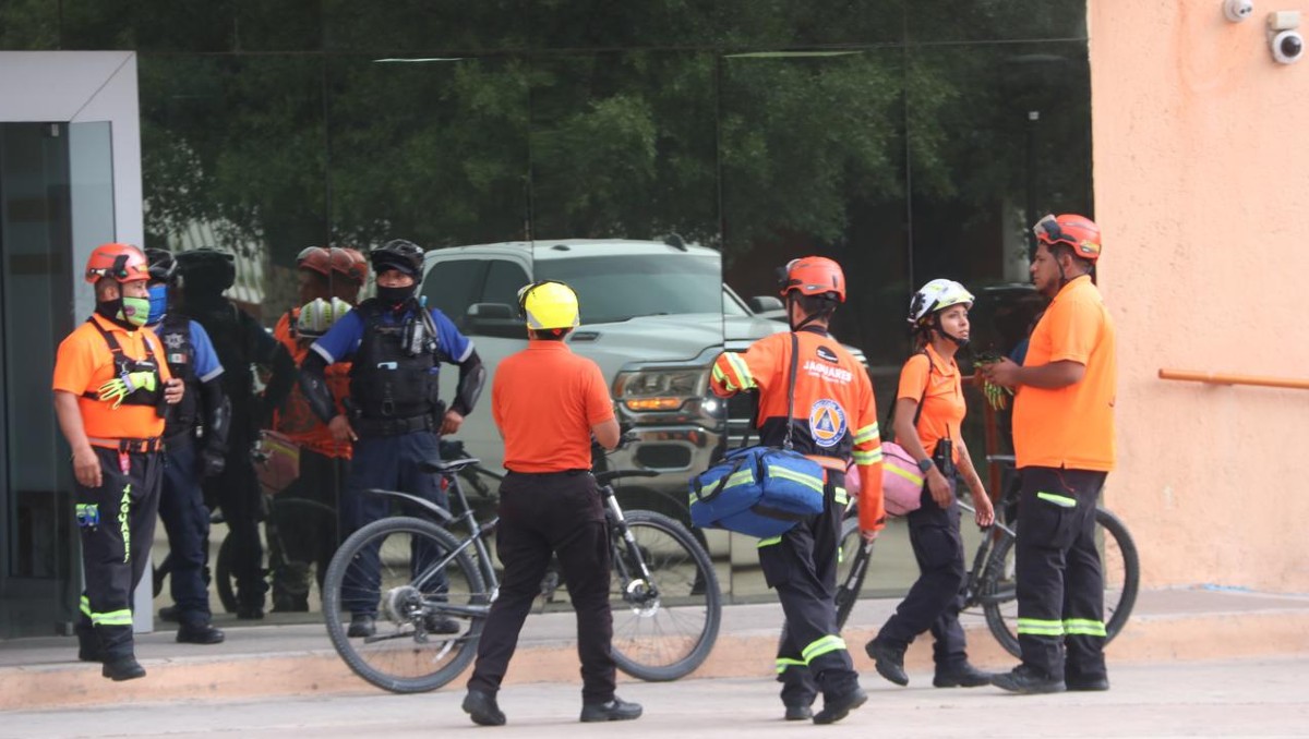 El personal de Jaguares desalojó a cerca de 150 empleados de la Torre Administrativa en Santa Catarina. Foto: Especial