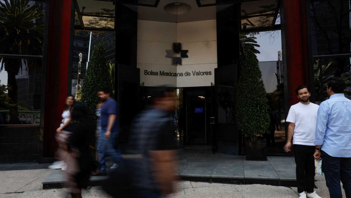 El presidente López Obrador atribuyó caída del peso y de la BMV a ‘factores externos’; prometió pronta estabilización. | Reuters