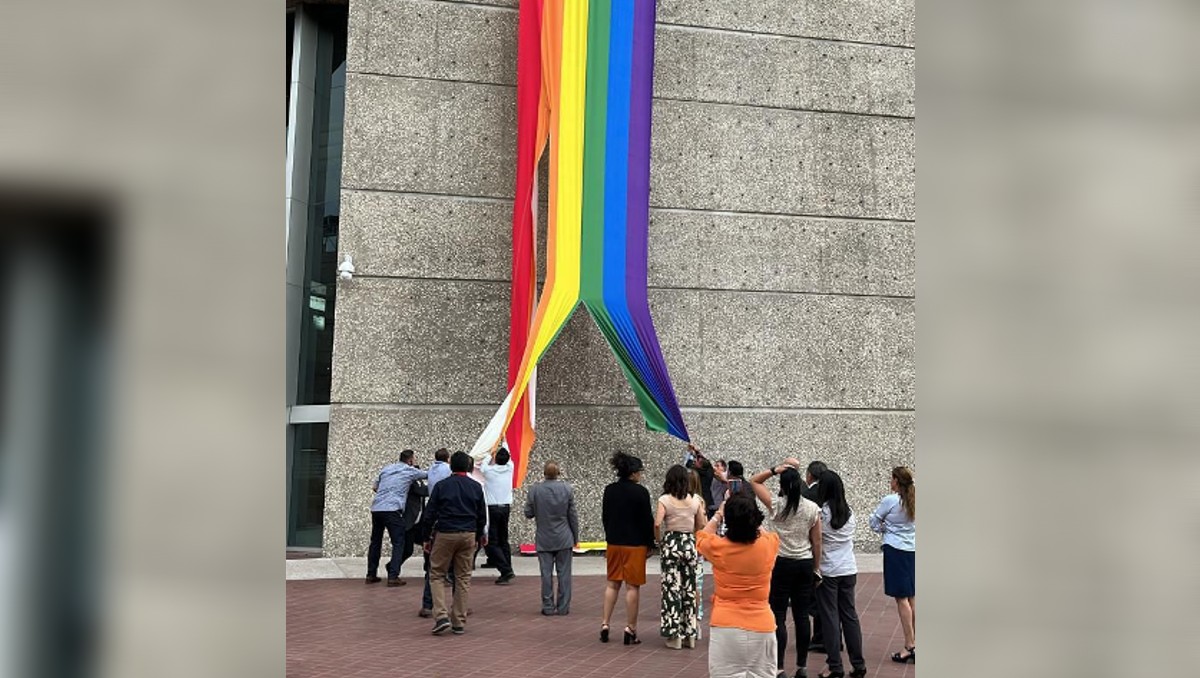 Sindicato del Infonavit quita bandera LGBT+ del edificio. | Captura