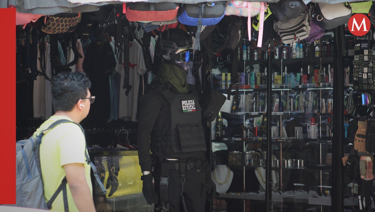 Comercios del centro de Tampico venden uniformes de la Policía Estatal de Tamaulipas. (Yazmín Sánchez)