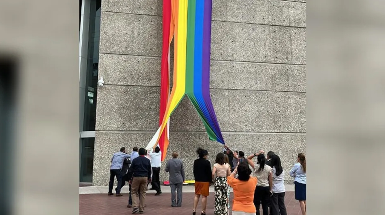 Sindicalistas de Infonavit destruyen bandera del orgullo LGBT+ en el edificio institucional