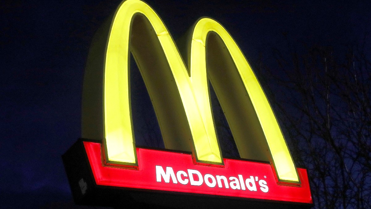 Se ve un cartel en un restaurante McDonald's en Queens, Nueva York. Marzo de 2020. Foto: (Reuters)