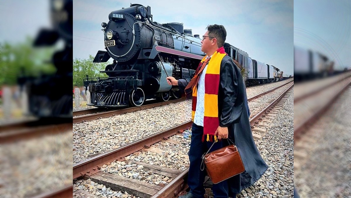 Regio se disfraza de Harry Potter al paso de tren de vapor. Foto: Especial