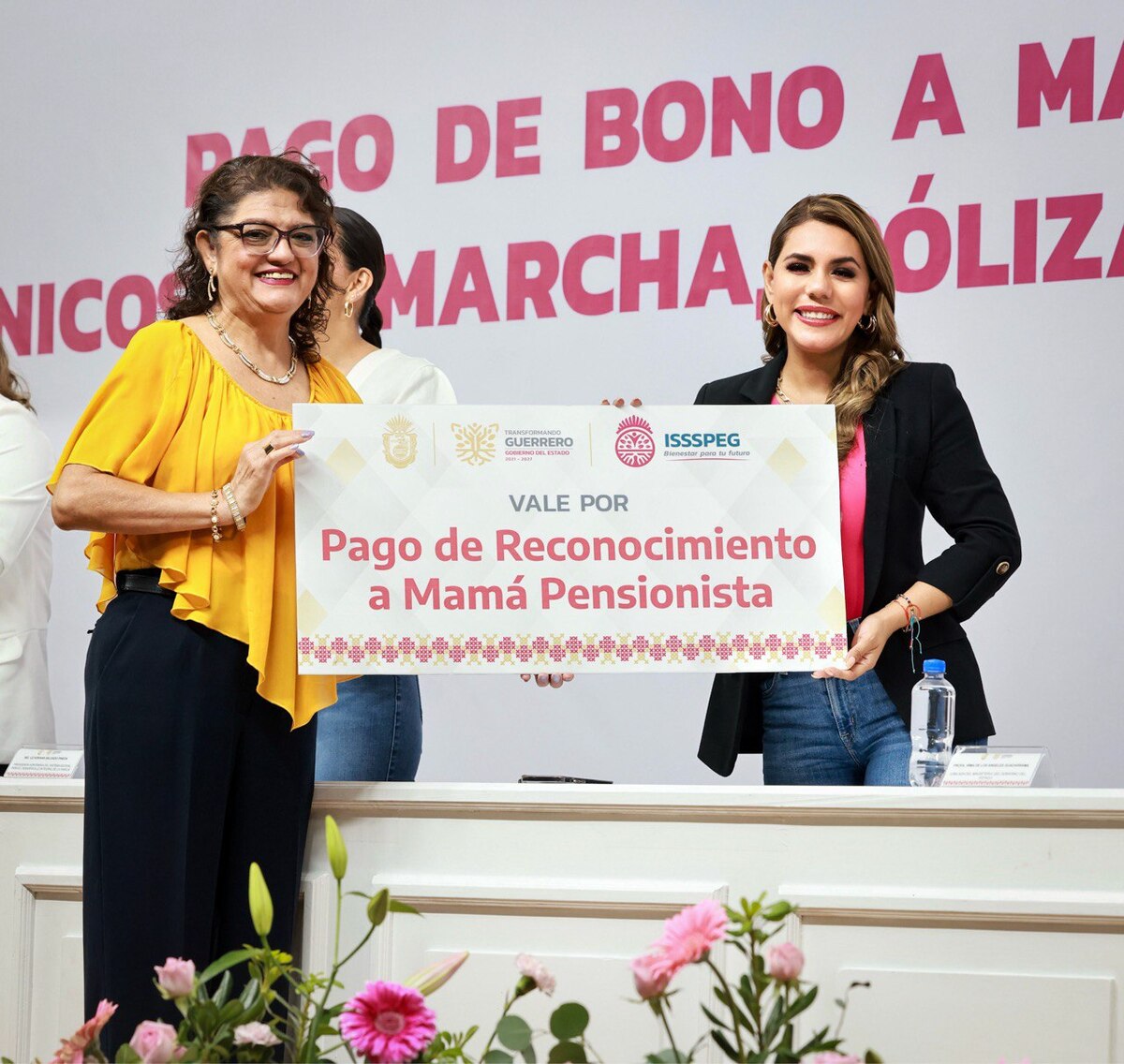 Evelyn Salgado entrega pagos y adeudos a jubilados y pensionados del ISSSPEG en Guerrero.