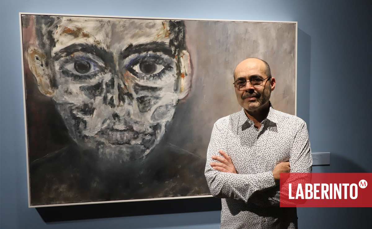 El pintor y escritor Guillermo Arreola frente a una de sus obras. (Foto: Octavio Hoyos)