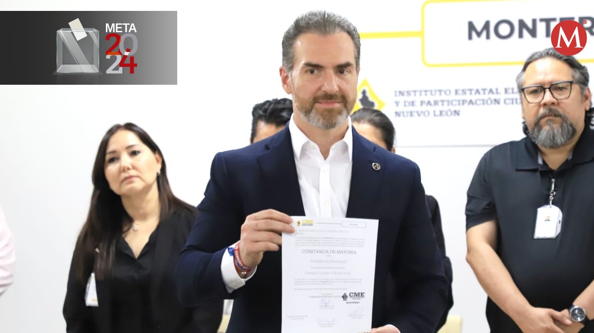 Recibe constancia Adrián de la Garza. Foro: Leonel Rocha