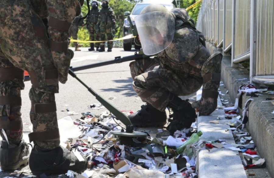 Corea del norte lanza basura en el sur. (Foto: AP)