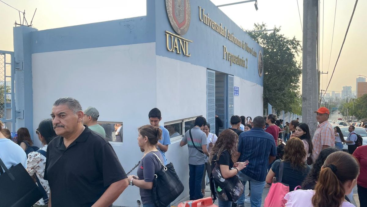 Los jóvenes llegaron desde temprana hora, acompañados de sus padres, para presentar el examen. Ángel Mercado