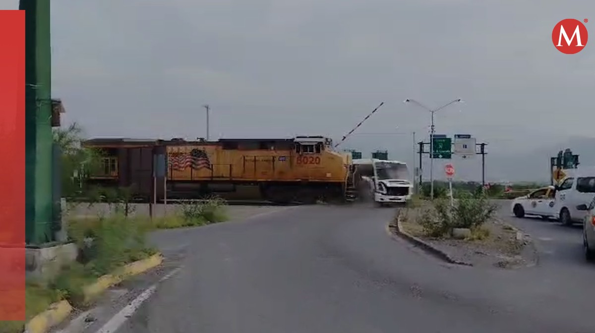 Tren choca camión en García. Foto: Especial