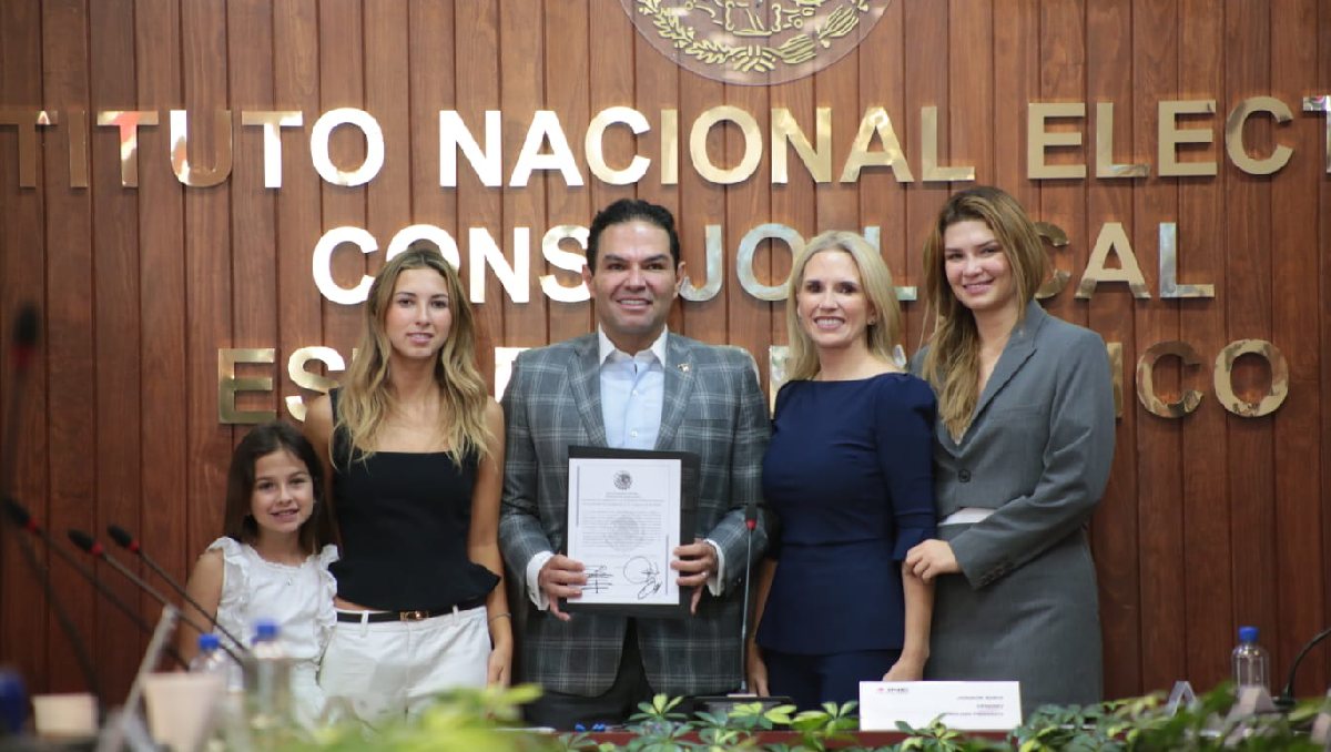 Enrique Vargas del Villar recibe constancia de mayoría como senador electo. Foto: (Especial)