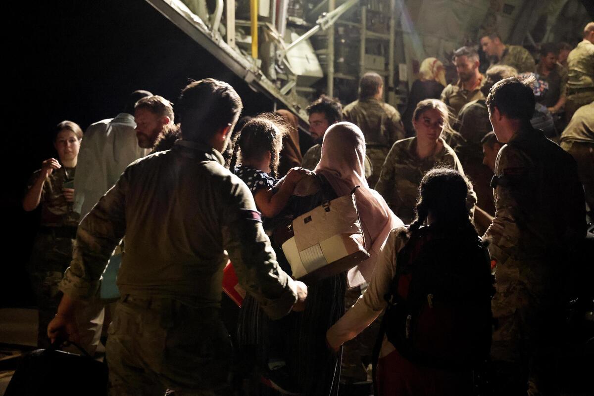 Evacuados y personal militar suben a una aeronave de la RAF con destino a Chipre en la base aérea de Wadi Seidna en Sudán | Foto: AP