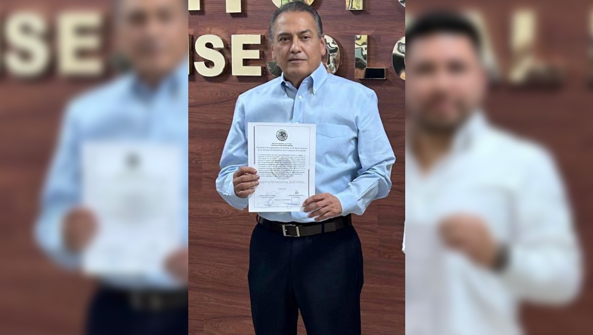 Manlio Fabio Beltrones recibe constancia | Especial