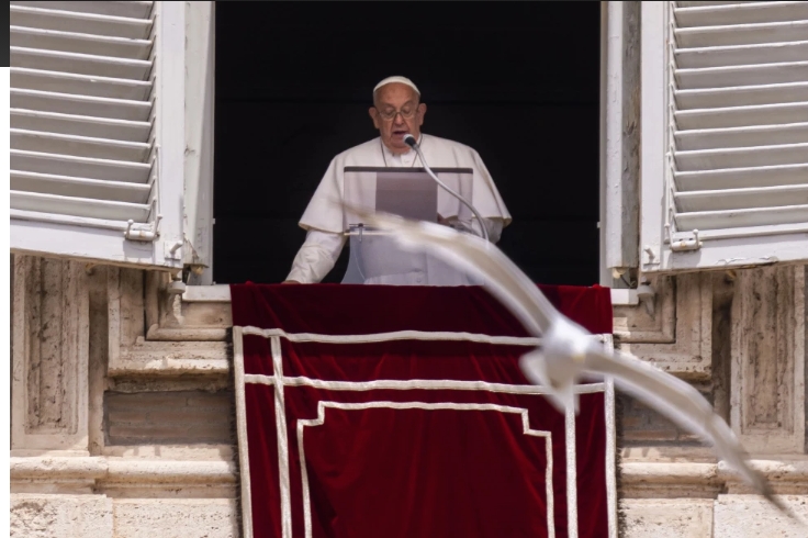 El papa Francisco durante su comparecencia desde la ventana de su estudio sobre la plaza de San Pedro en el Vaticano | Foto: AP