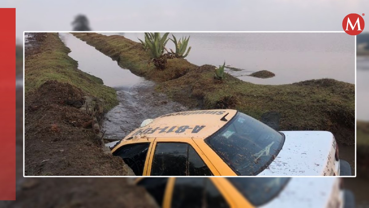 Taxi atrapado en una zanja en Singuilucan