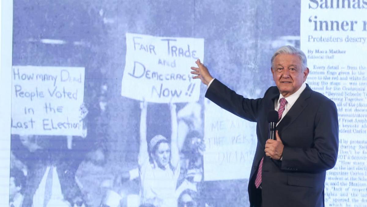 AMLO muestra una foto de Sheinbaum del diario The Stanford. | Araceli López