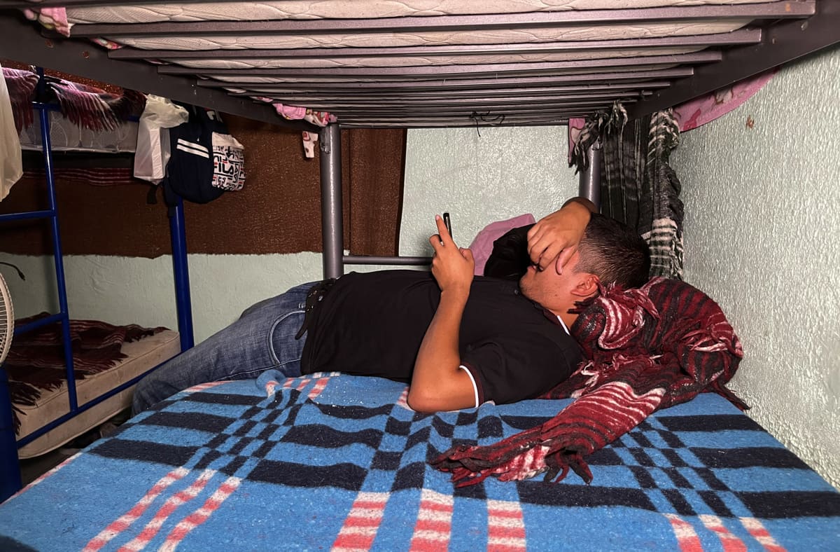 Familia migrantes esperando en el albergue Pan de Vida (EFE)