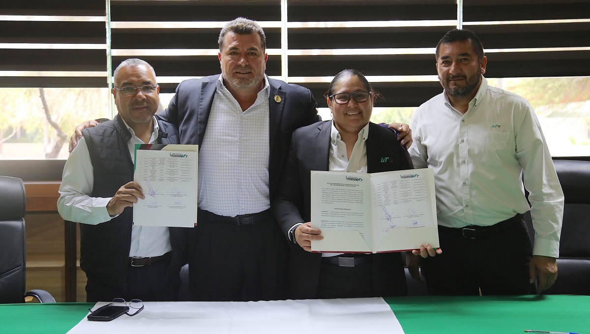 Firma de la acta de conformación de la Red de Investigación Multidisciplinaria de la Región Laguna. (cortesía)