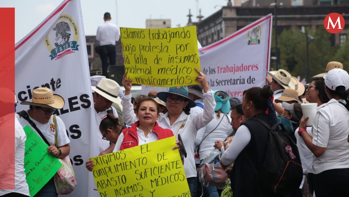 Manifestantes piden garantizar derechos laborales del personal de salud. Foto: (Tania Contreras)