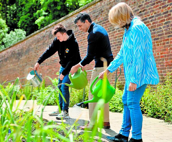 El primer ministro Rishi Sunak visita un proyecto de jardín comunitario. Reuters