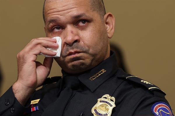 El policía del asalto al Capitolio que ahora hace campaña por Biden: "Trump nos traicionó" | Foto: EFE