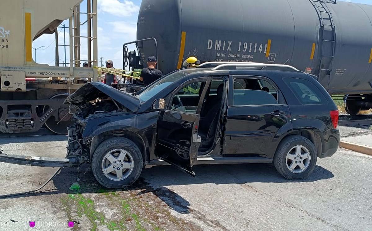 Tren impacta camioneta que quiso ganarle el paso. l Especial