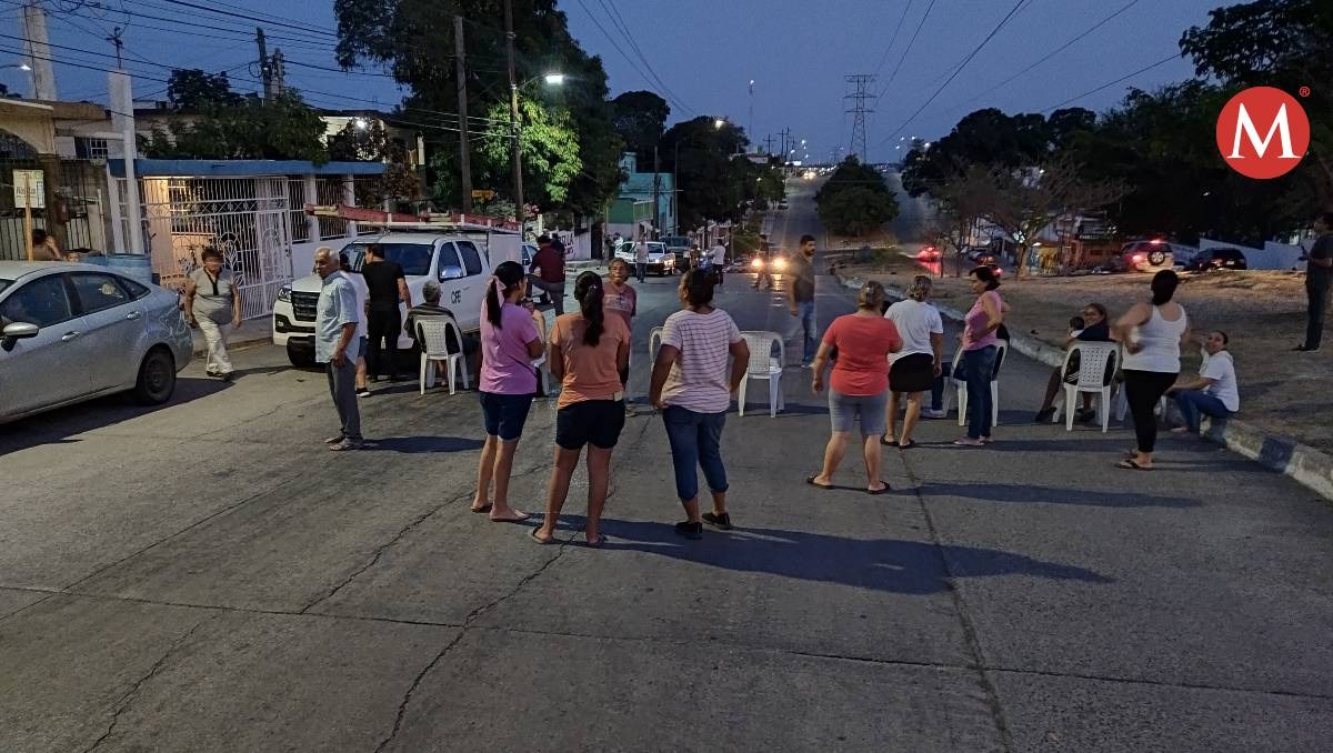 Vecinos bloquean avenida de Tampico por falta de luz hoy 10 junio 2024