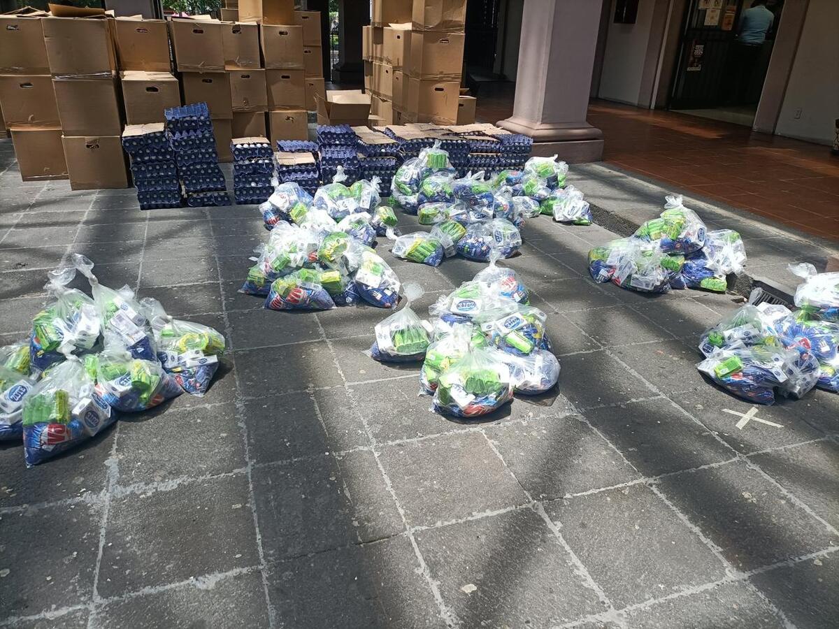 Ayuntamiento en Xalapa hace entrega de 90 despensas a empleada / Especial