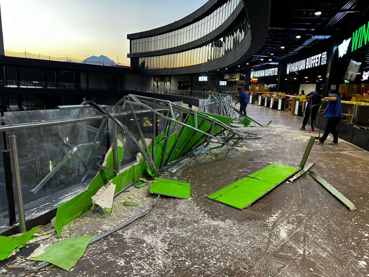 Cae estructura metálica en plaza comercial en Cumbres en Monterrey. Foto: Mayte Villasana