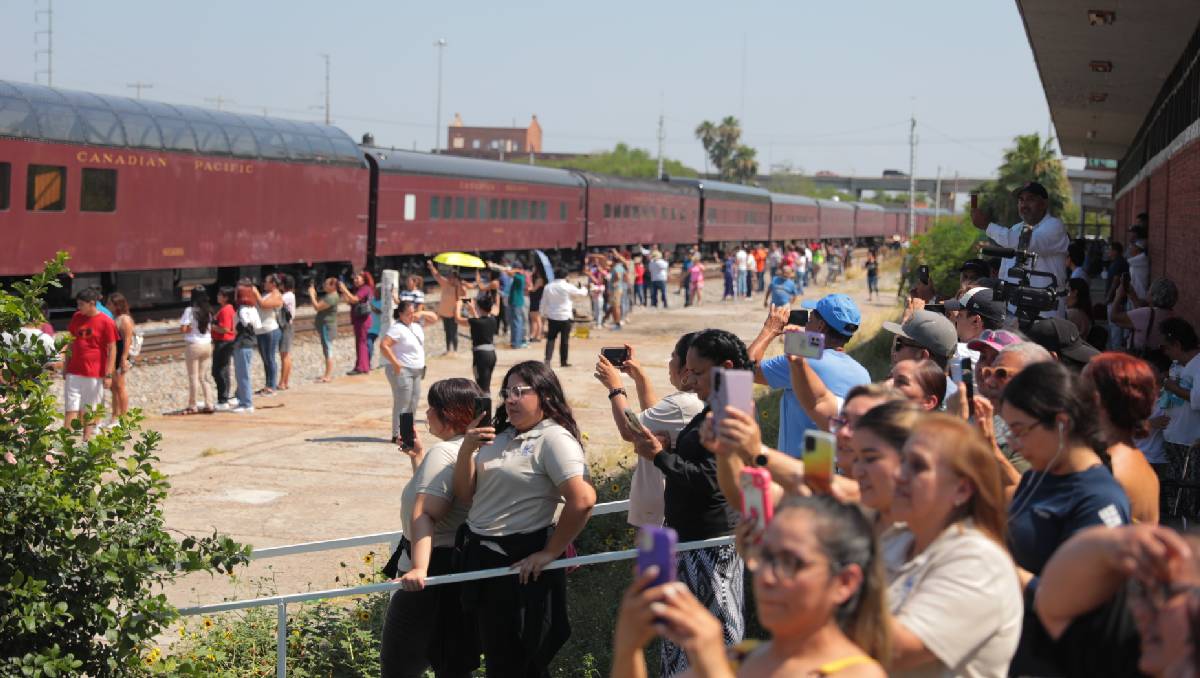 La Emperatriz cruza por Nuevo Laredo. (Carmen Lilia Canturosas)