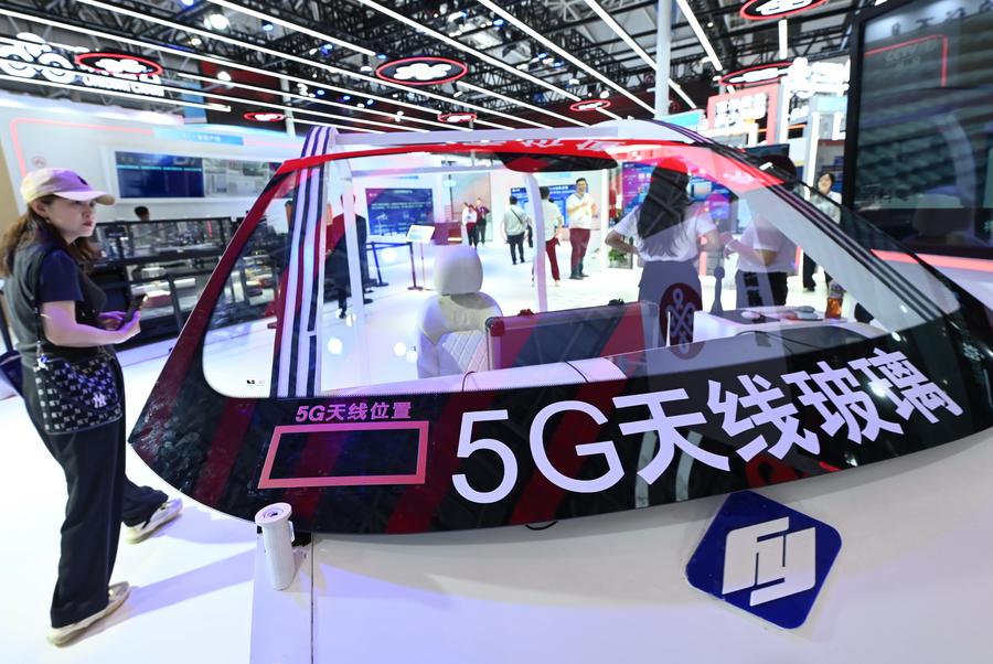 Hoja de vidrio equipada con una antena 5G en la zona interactiva de la 7ª Cumbre Digital China. (Lin Shanchuan / Xinhua)