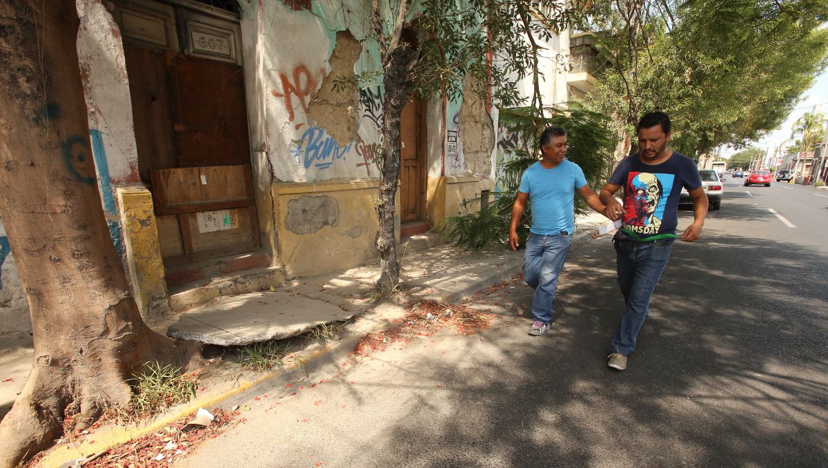 Los peatones tienen que arriesgarse y caminar por las calles, debido al mal estado de las aceras.