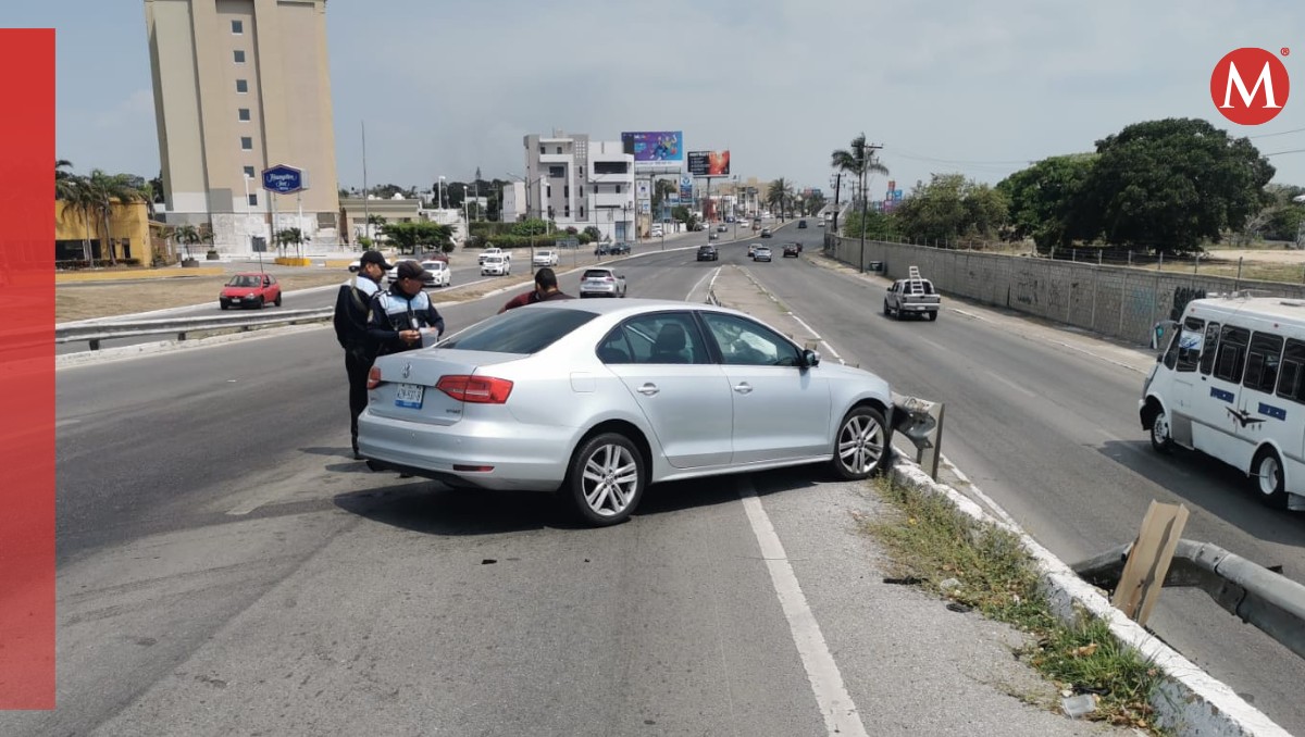 Muros metálicos del distribuidor vial  en Tampico, representan peligro