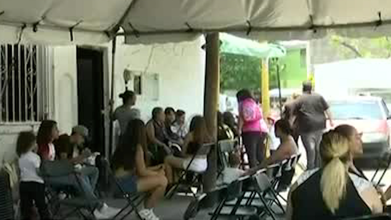 Preparan el funeral de las víctimas asesinadas en masacre de León, Guanajuato