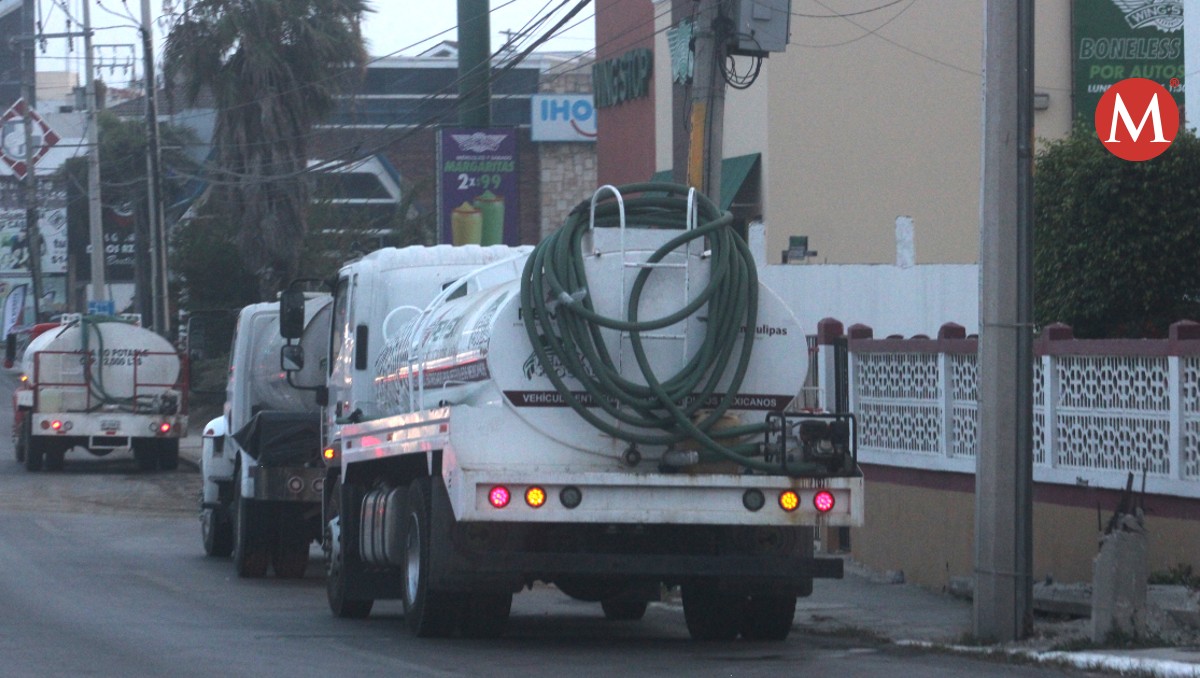 Reparto de agua con pipas en Tampico. (Yazmín Sánchez)