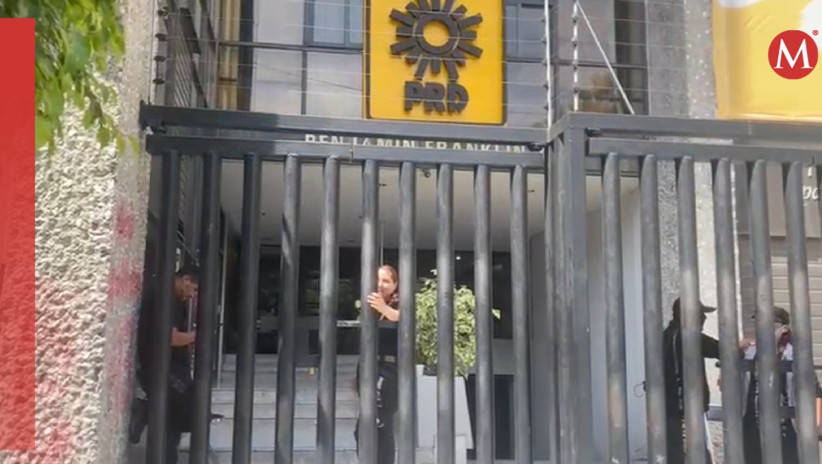 Sólo los trabajadores pueden accesar al edificio del partido. | Especial