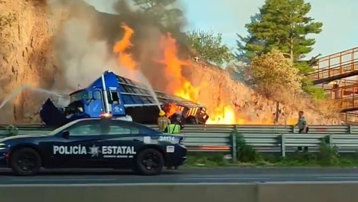 Bomberos sofocan incendio en autopista Arco Norte. Foto: (Especial)