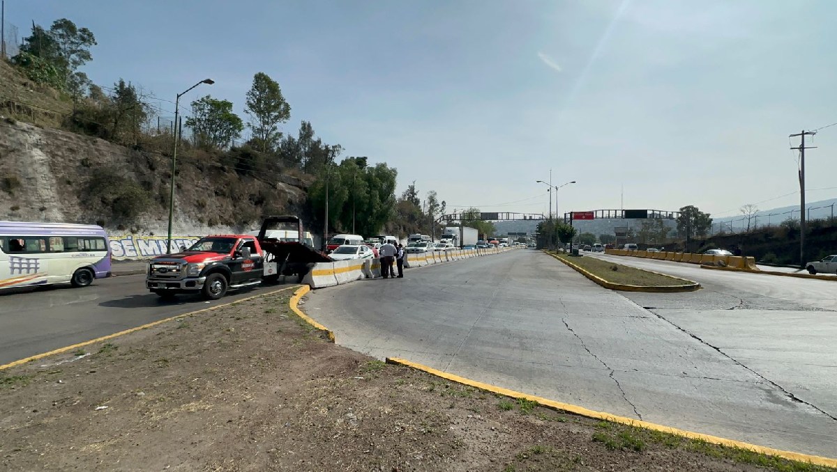 Choca auto eléctrico contra estación del Mexibús en Cuautitlán Izcalli. Foto: (Especial)